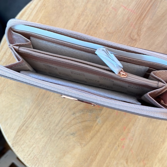 Selling the satchel and the clutch together but can be sold separately. - Picture 4 of 8